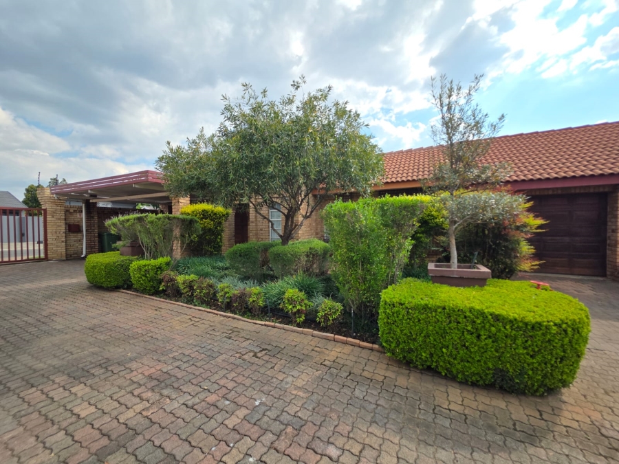 3 Bedroom Property for Sale in Van Der Hoff Park North West